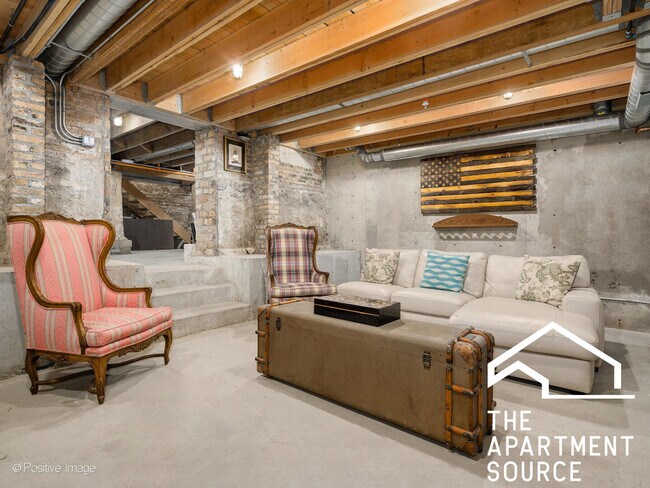 Building Photo - 2140 N Oakley Ave