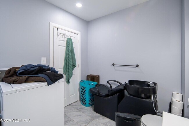 Building Photo - 138 Main St