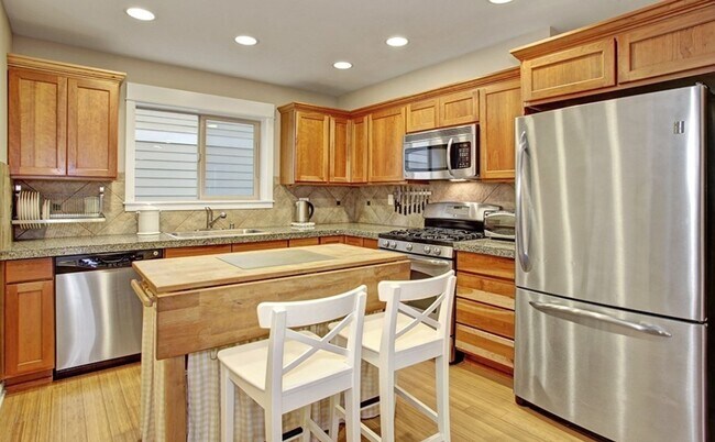 Building Photo - Energy-efficient townhome in the desirable community of Crown Hill is ready to be loved!