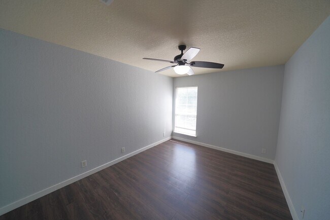 Building Photo - Great 4 Bedroom, 2.5 Bathroom Home Now Ava...