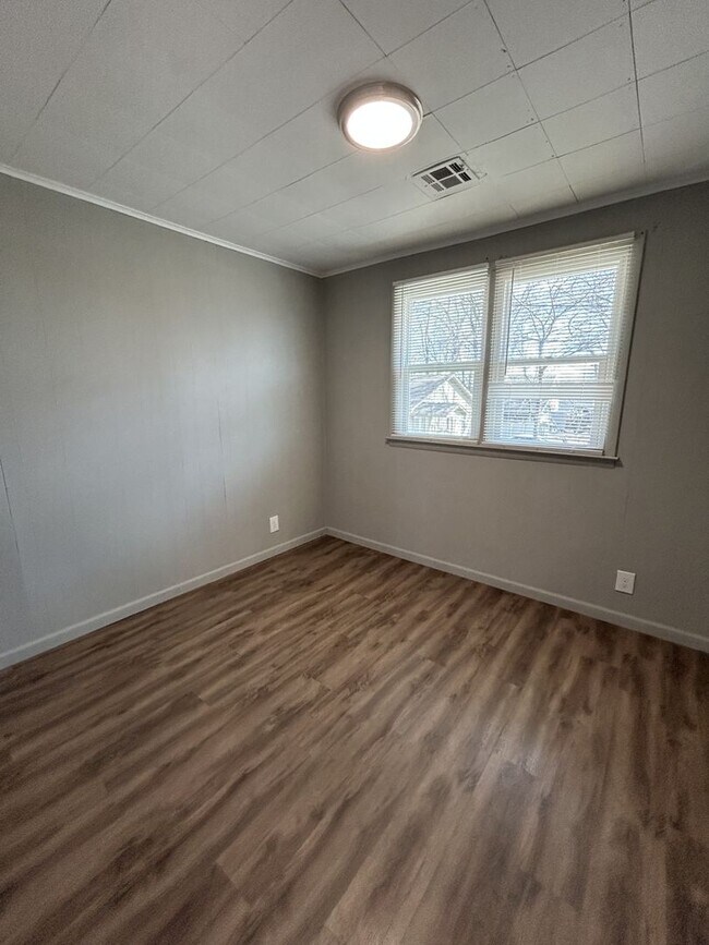 Building Photo - 304 E Park St