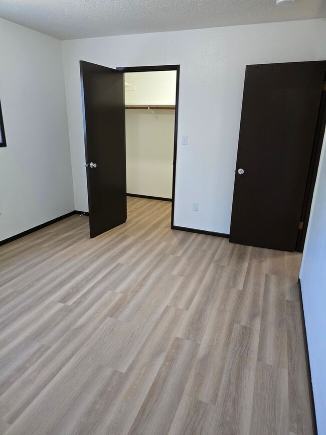 Building Photo - Incredible Value!  Upstairs Pet Friendly 2...