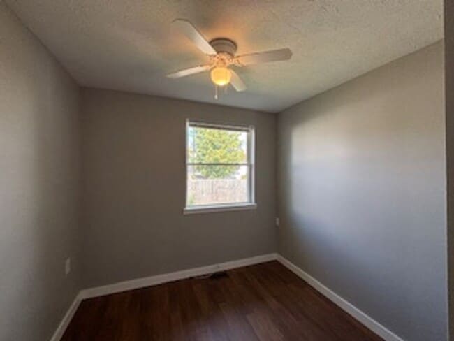 Building Photo - 3 BR Triplex in Martinsville