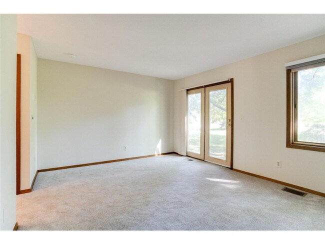 Building Photo - 2458 Crestwood Dr