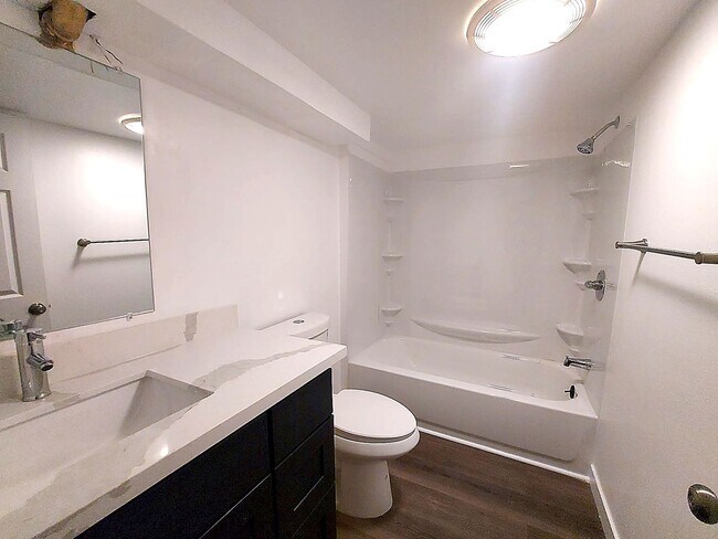 Building Photo - Spacious 4BD/3BA with Fenced Yard & Front Porch in North Seattle!