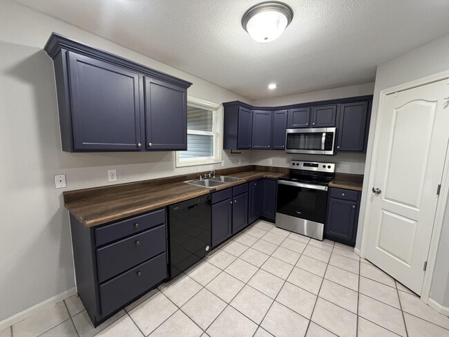 Building Photo - 208 Jackal Dr