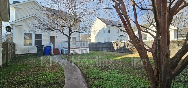 Building Photo - 820 Maltby Cres