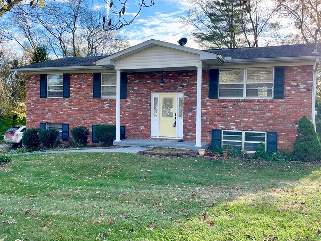 Primary Photo - Updated 4 Bedroom, home Farragut!