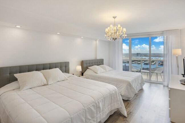 Building Photo - 17201 Collins Ave