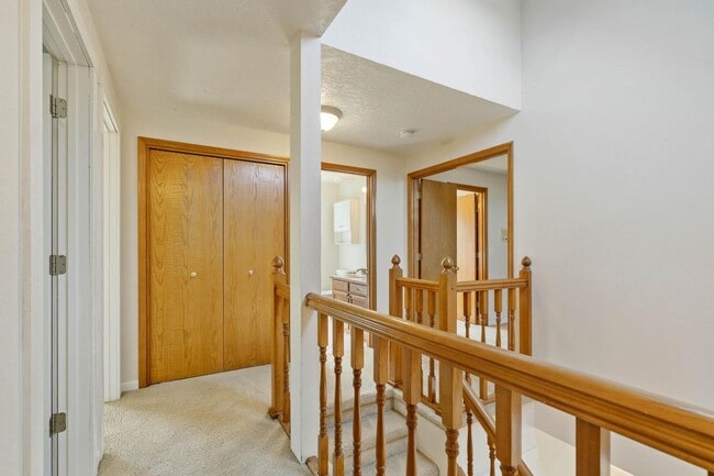Building Photo - Comfortable 4-bdrm/2.5-bath home in Hillsb...
