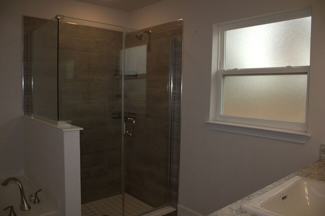 Building Photo - 4BR/2BA home available for rent in Weeki Wachee