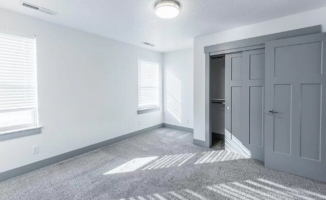 Building Photo - Perfect location 3 bed 2.5 bath Townhouse.