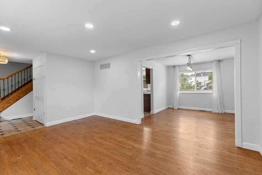 Building Photo - 701 Oak Run Ln