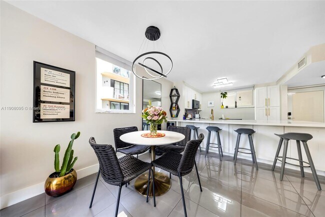 Building Photo - 1665 Bay Rd