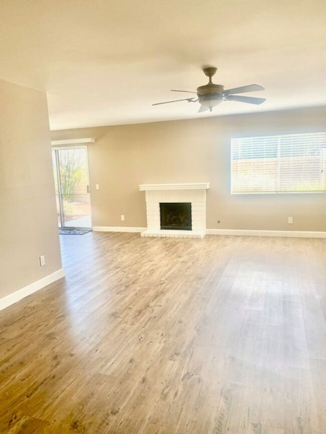 Building Photo - Spacious home/townhome in wonderful neighb...