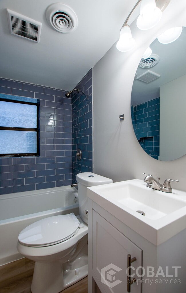 Building Photo - 886 St Charles Ave NE