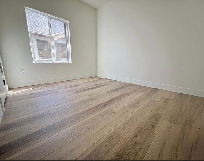 Building Photo - Beautiful Newly Remodeled HUGE 3 bedroom