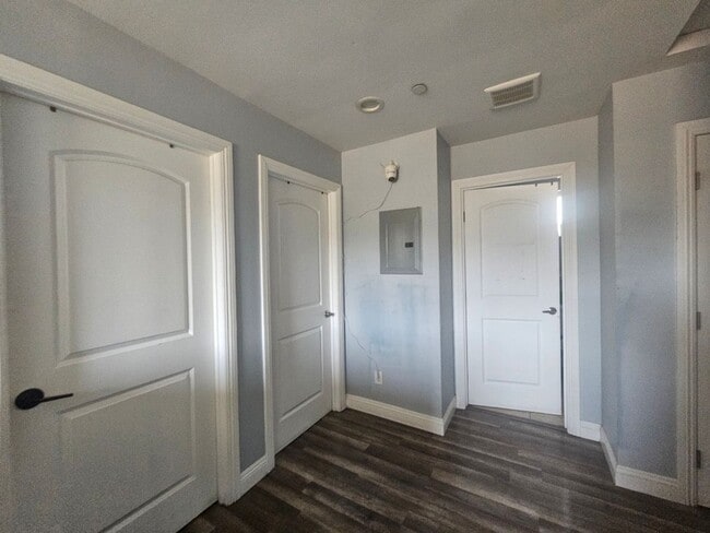 Building Photo - 718 W 85th St