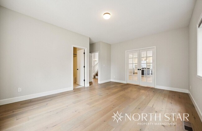 Building Photo - 12793 SW Sierra Vista Dr