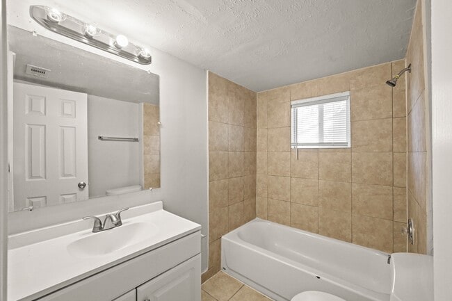 Building Photo - 203 W Hart Ave