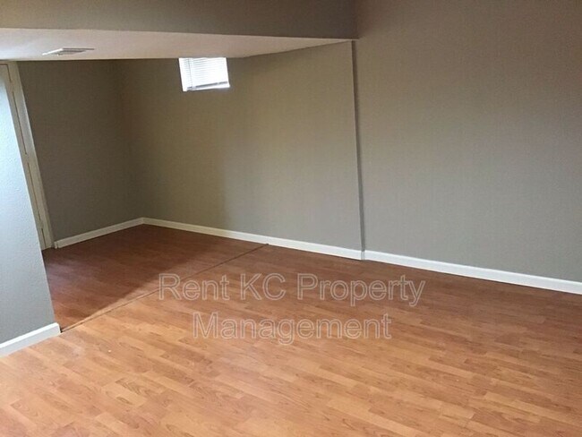 Building Photo - 5034 Hawthorne Ave