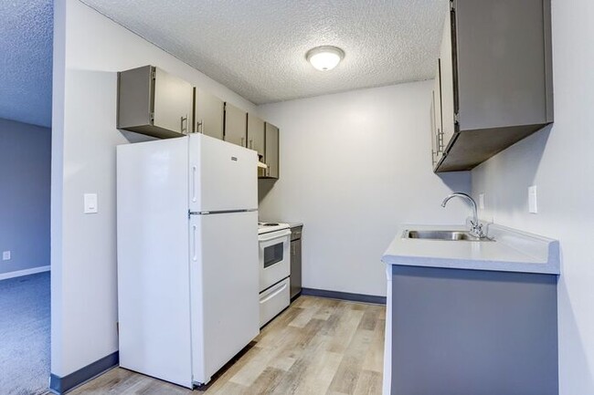 Building Photo - NOW RENTING! Lower 1-bedroom 1 bath! GET I...