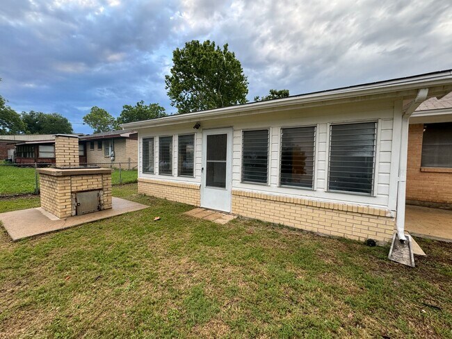 Building Photo - 2318 Mary Ln