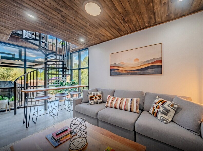 Building Photo - 736 W Rider Dr