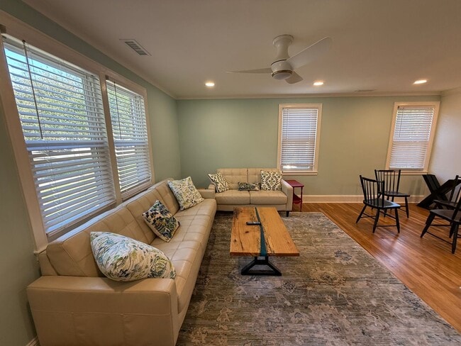 Building Photo - Full Renovated Cottage in Byrnes Downes