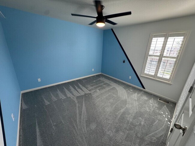Building Photo - Beautiful spacious home in a lovely quiet ...