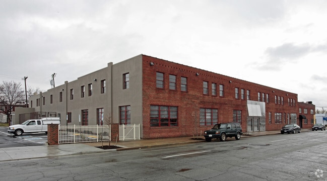 Primary Photo - 2906 W Clay St