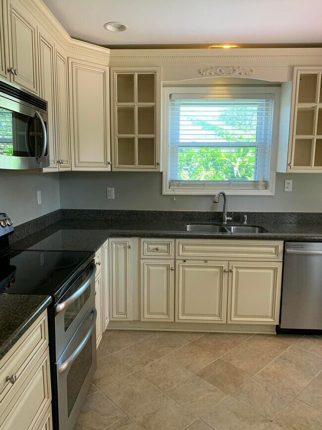 Building Photo - Charming 2/1 in the heart of St. Nicholas