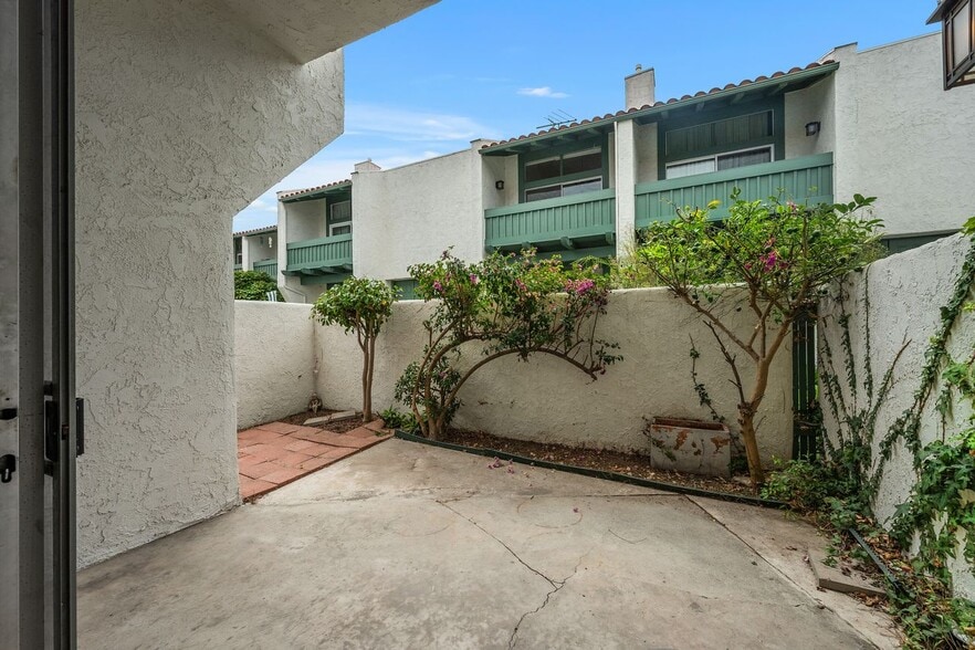 Private patio - 4930 McConnell Ave