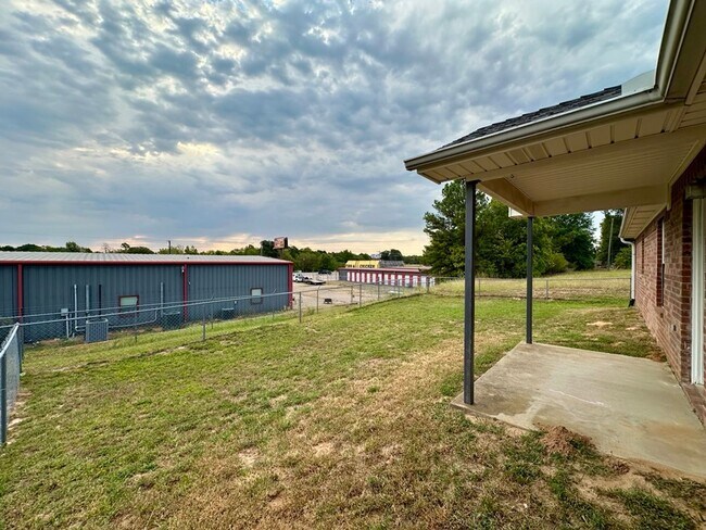 Building Photo - 805 Hickory St