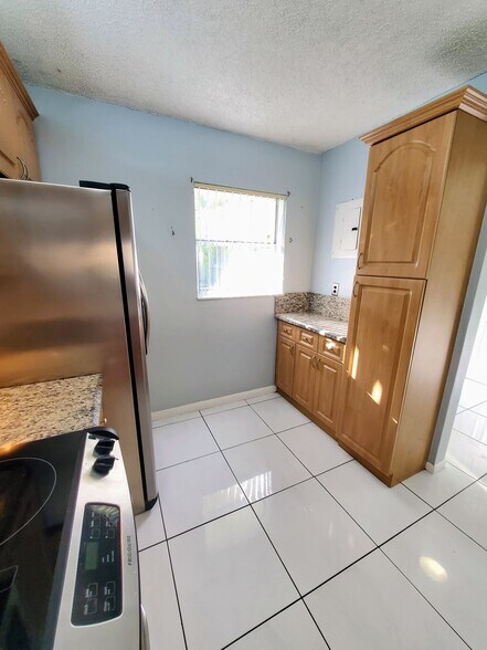 Coffee station - 1820 N Lauderdale Ave
