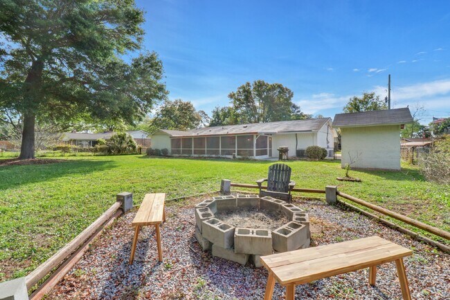Building Photo - Charming 3-Bedroom Home with Granite Count...