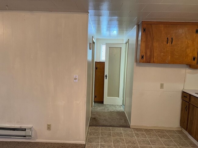 Building Photo - Upstairs 1 bedroom apartment with garage!