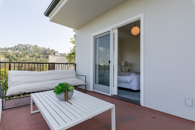 Building Photo - Beautiful Hollywood Hills Home For Lease!