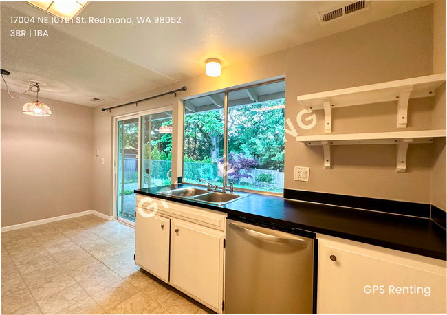 Building Photo - Charming Redmond Rambler in Prime Educatio...