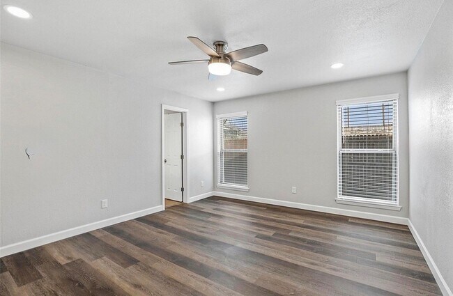 Building Photo - 324 Sioux St