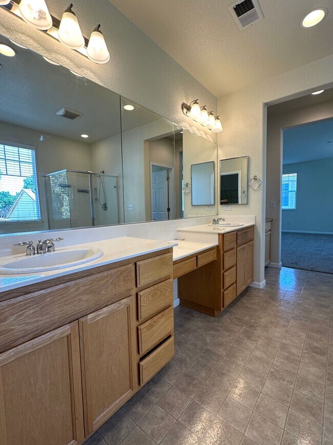 Building Photo - Gorgeous 3 Bed / 2.5 Bath Home in Desirabl...