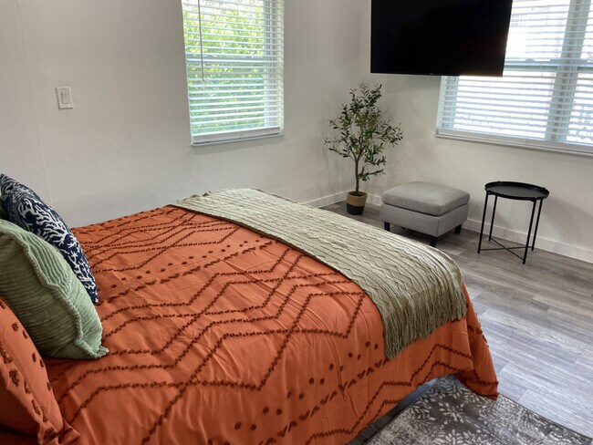 Building Photo - 522 NW 11th Ave