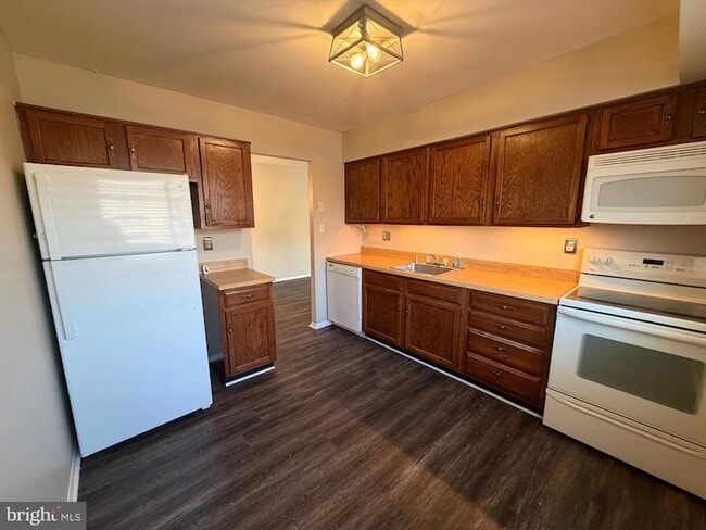 Building Photo - 1 Summit Hill Ct