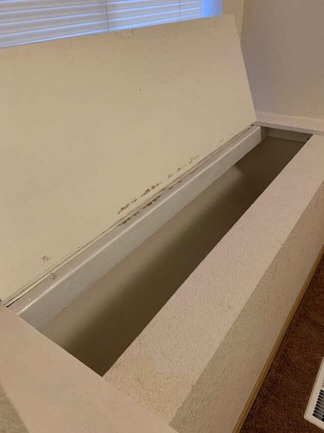 Building Photo - AVAILABLE NOW!! West side - 2 Bdrm, 1 Bath