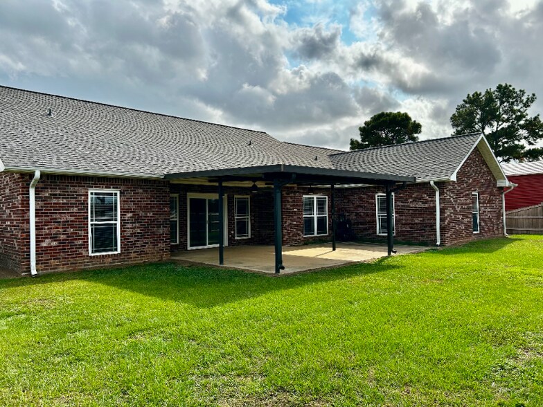 Building Photo - 346 Delia Dr