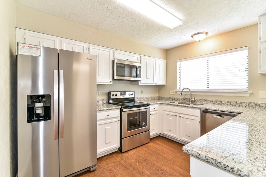 Building Photo - 15515 Windy Cove Dr