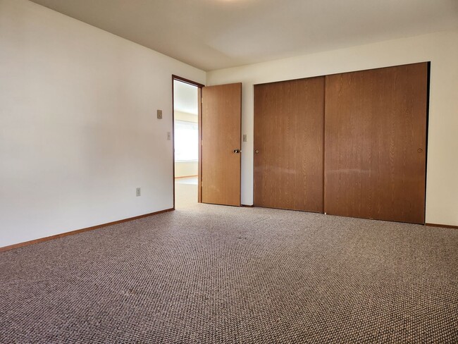 Building Photo - Top Floor Unit In Manette