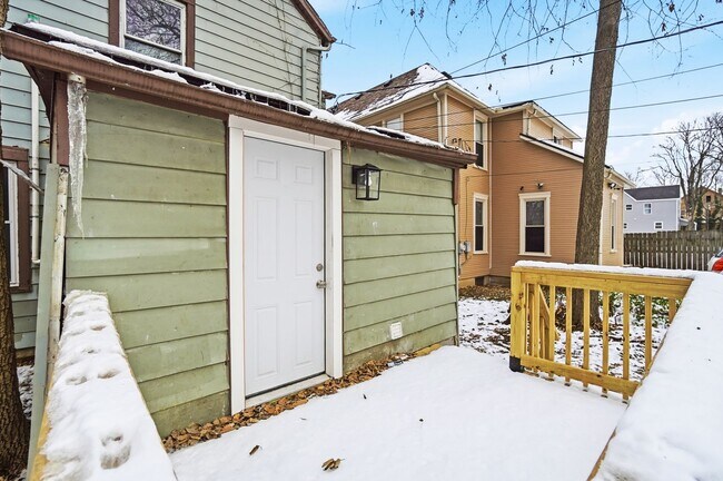 Building Photo - 44 5 Oaks Ave