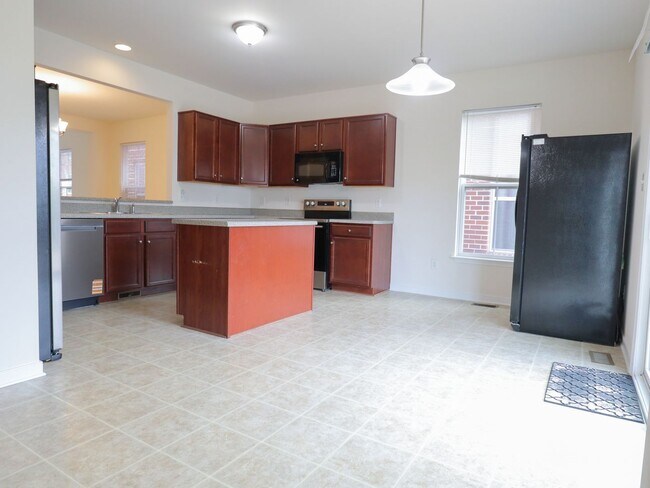 Building Photo - City Living with Parking: 4-Bedroom Townho...