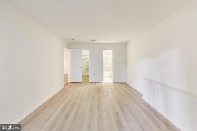 Building Photo - 13063 Shadyside Ln